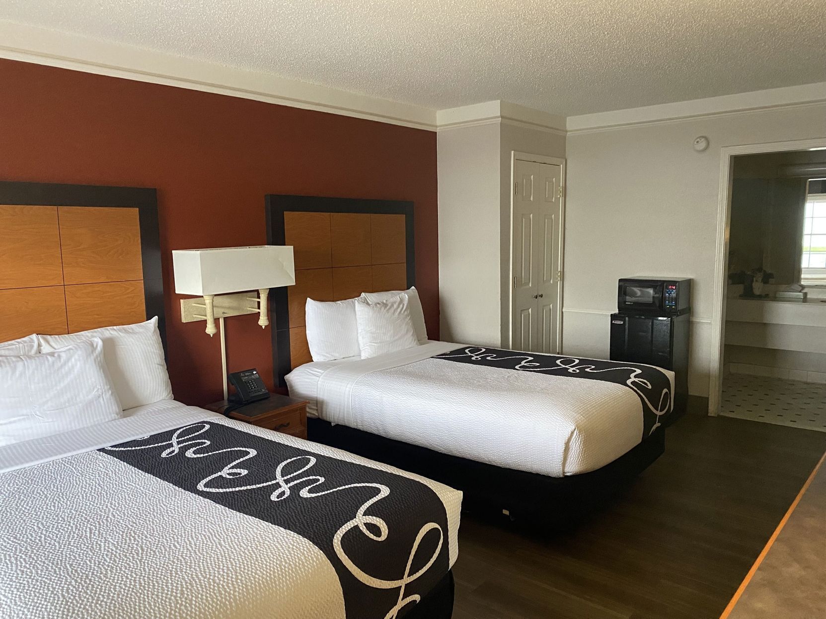 Camas con pillow-top, escritorio y cortinas blackout 