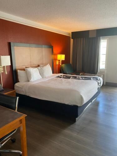 Camas con pillow-top, escritorio y cortinas blackout 