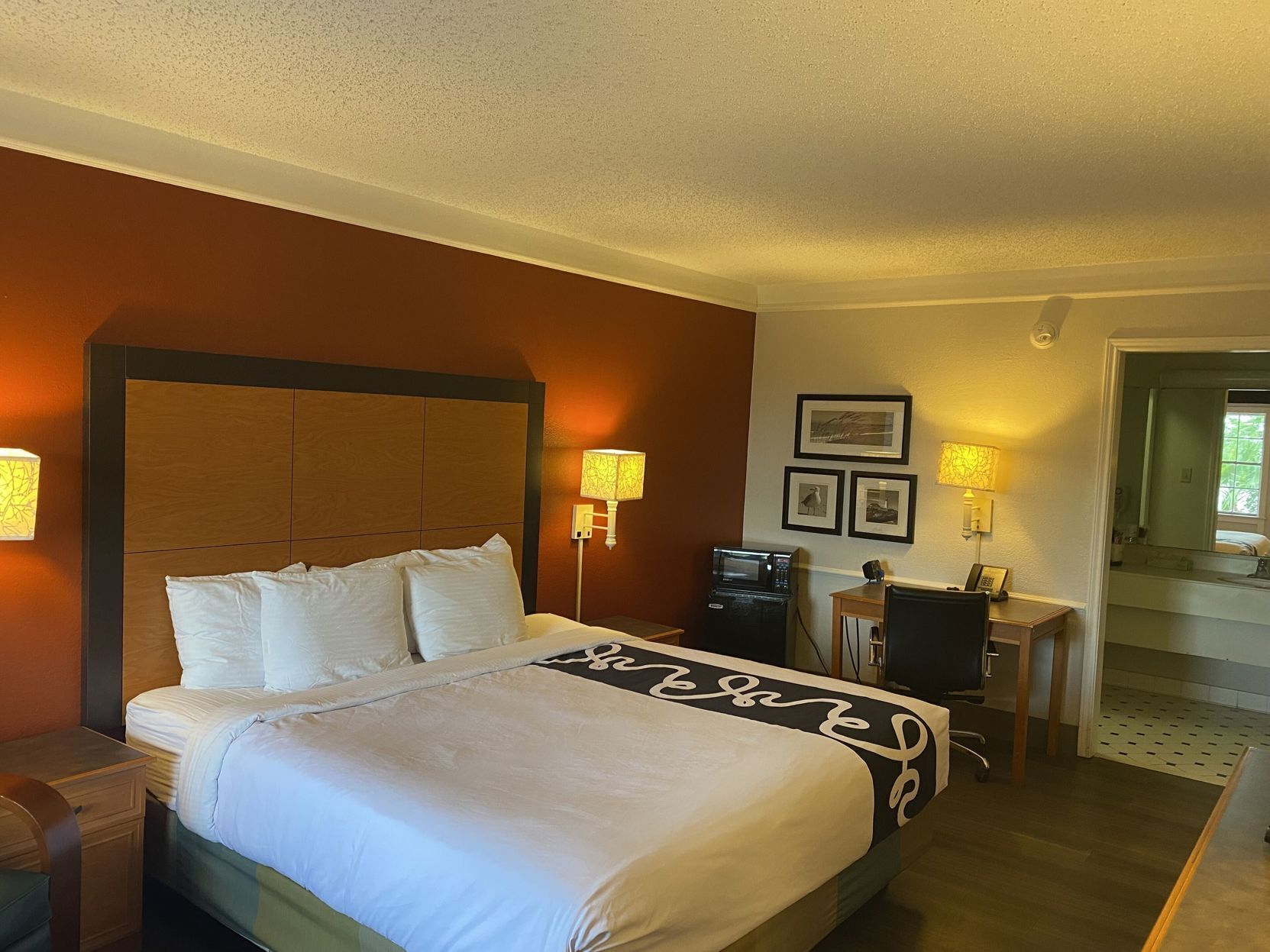 Camas con pillow-top, escritorio y cortinas blackout 