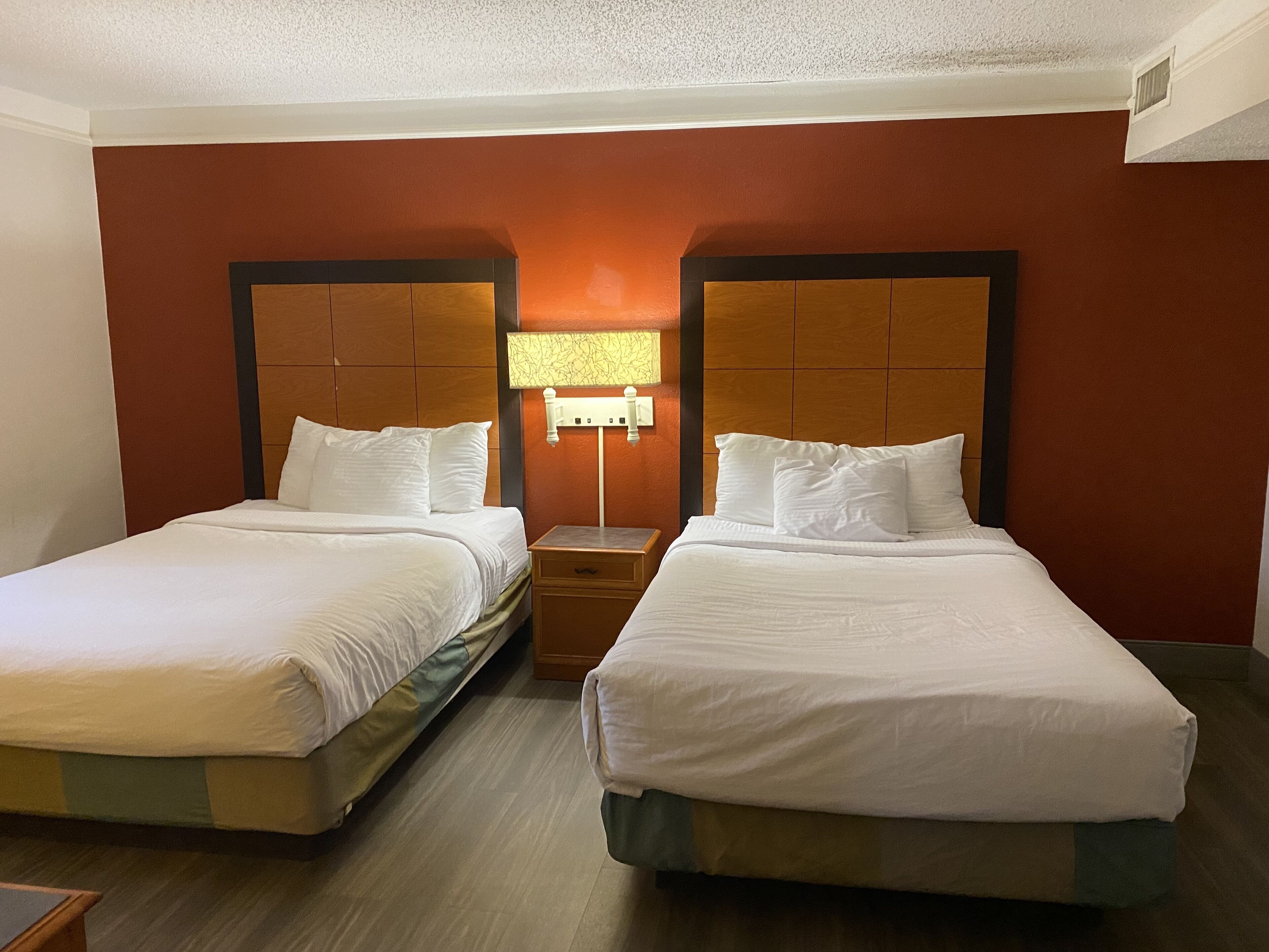 Camas con pillow-top, escritorio y cortinas blackout 
