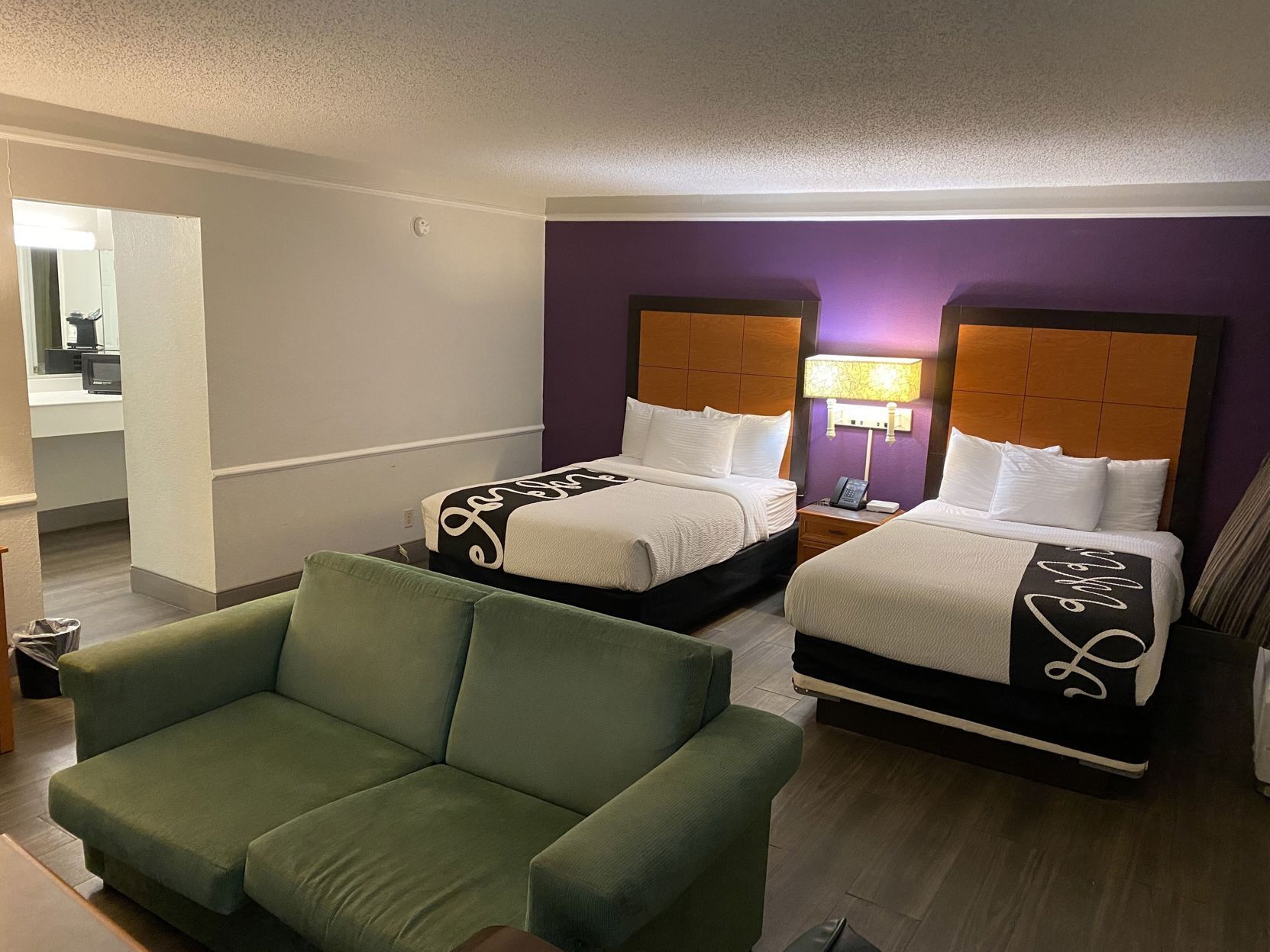 Camas con pillow-top, escritorio y cortinas blackout 