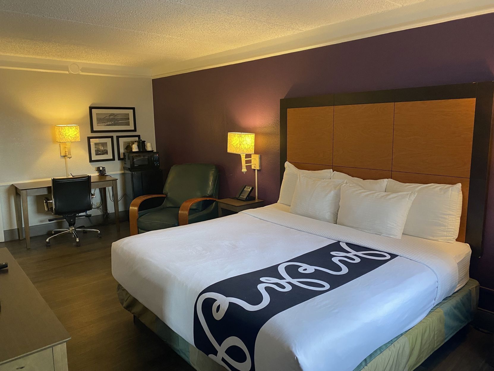 Camas con pillow-top, escritorio y cortinas blackout 