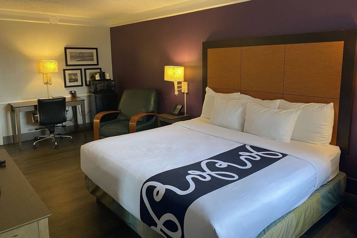 Camas con pillow-top, escritorio y cortinas blackout