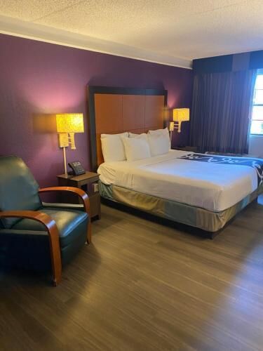 Camas con pillow-top, escritorio y cortinas blackout 
