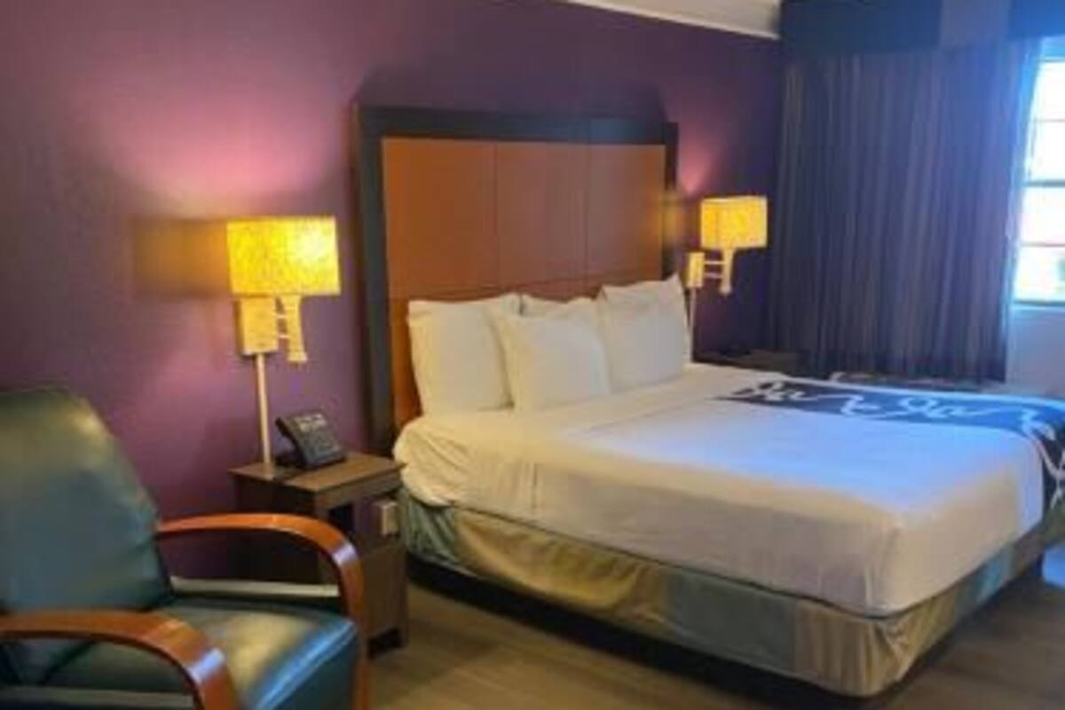 Camas con pillow-top, escritorio y cortinas blackout