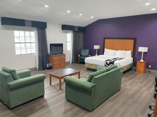 Camas con pillow-top, escritorio y cortinas blackout 
