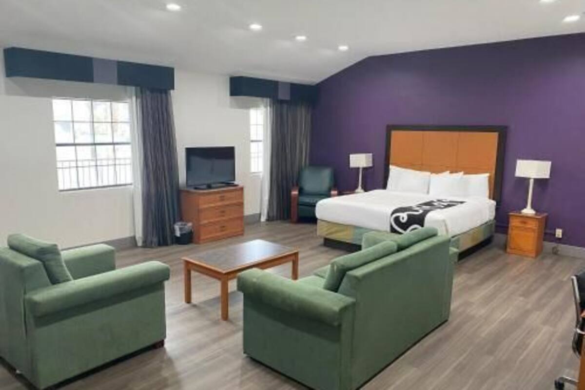 Camas con pillow-top, escritorio y cortinas blackout