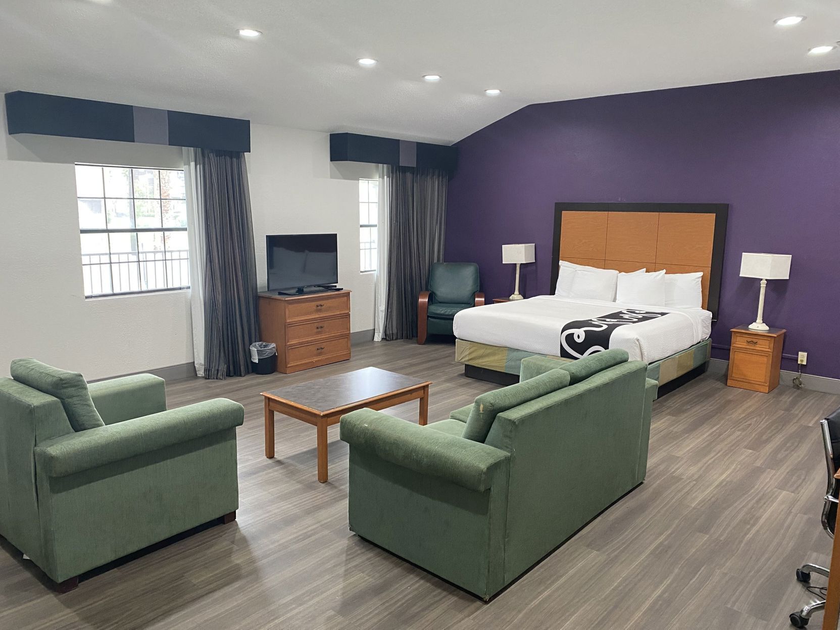 Camas con pillow-top, escritorio y cortinas blackout 