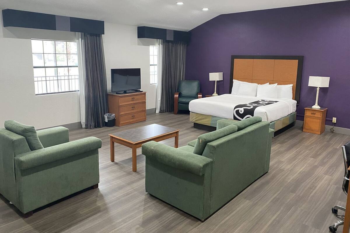 Camas con pillow-top, escritorio y cortinas blackout