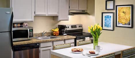 Refrigerador con freezer, microondas, horno, placa de cocina