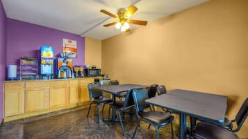 Ilmainen päivittäinen mannermainen aamiainen