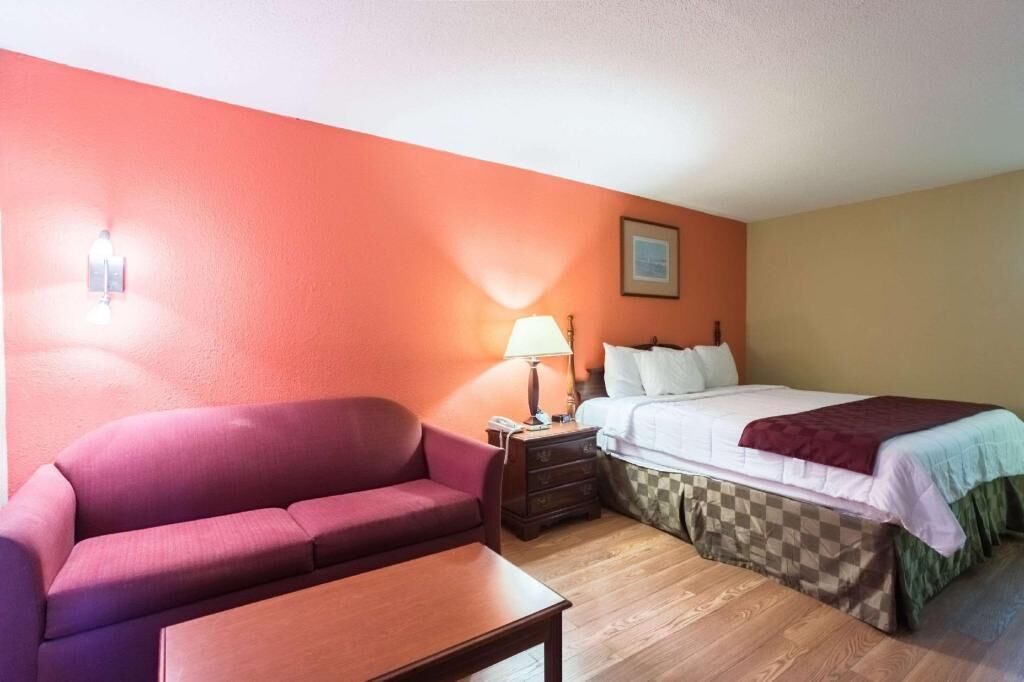 Desk, laptop workspace, free WiFi, bed sheets