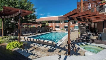 Piscine extérieure (ouverte en saison), parasols de plage