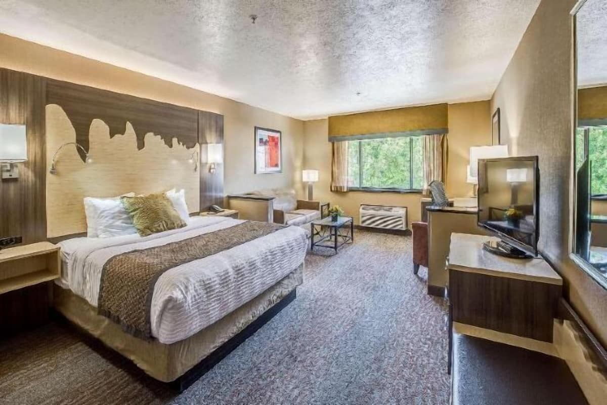 Premium bedding, pillowtop beds, in-room safe, desk