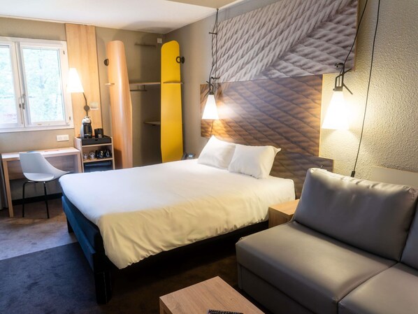 Chambre Deluxe, 1 lit double et 1 canapé-lit | Bureau, lit de bébé (gratuit), accès au Wi-Fi (inclus), literie fournie