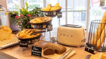 Petit déjeuner buffet servi tous les jours en supplément