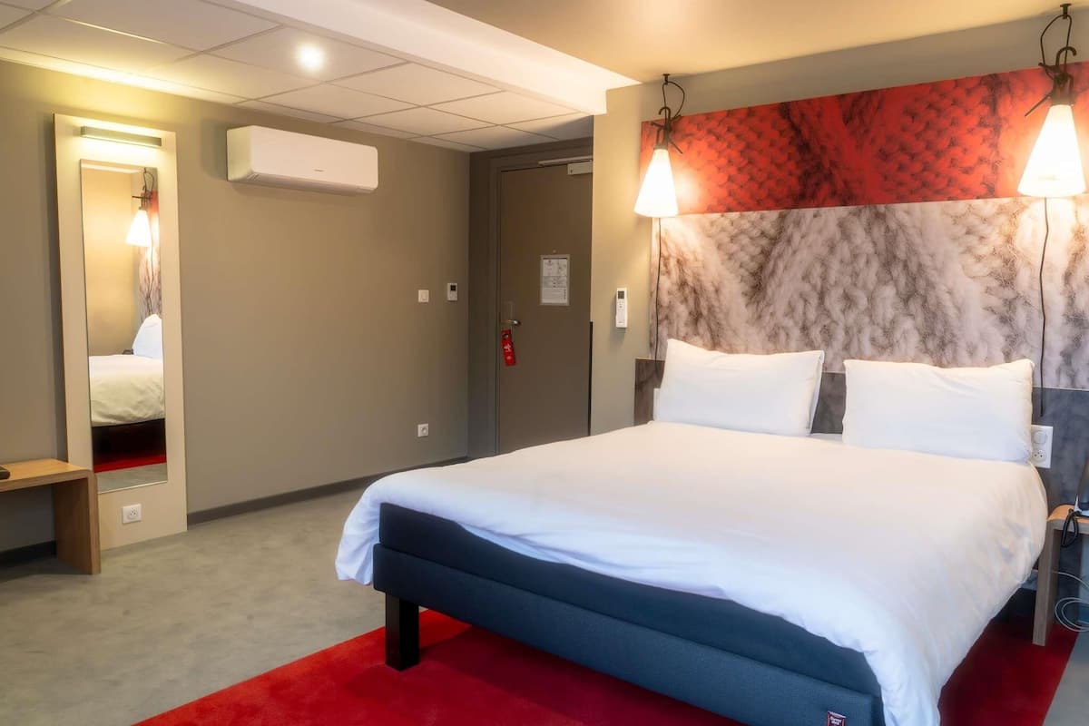 Room, 1 Double Bed, Accessible | Desk, free cribs/infant beds, free WiFi, bed sheets