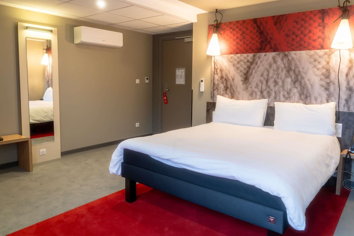 Zimmer, 1 Doppelbett, barrierefrei | Zimmersafe, Schreibtisch, schallisolierte Zimmer, kostenloses WLAN