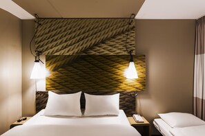 Standard-Doppelzimmer, Mehrere Betten | Zimmersafe, Schreibtisch, schallisolierte Zimmer, kostenloses WLAN