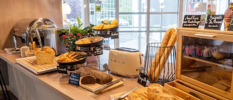 Daily buffet breakfast (EUR 13.9 per person)