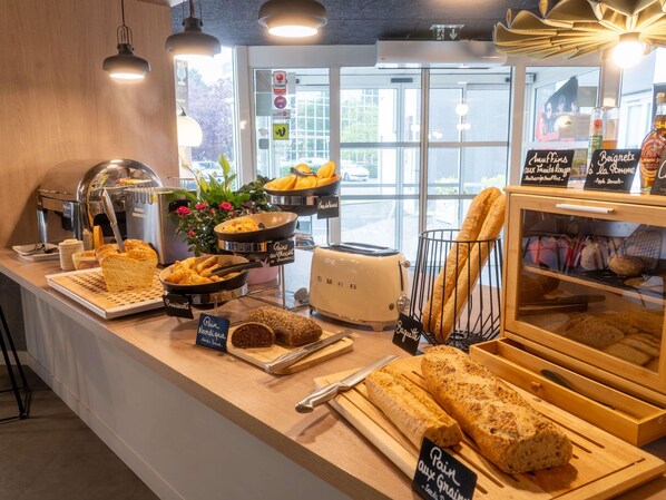 Sarapan prasmanan setiap hari (EUR 13.9 per orang)