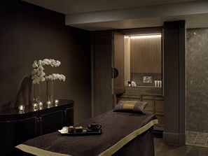 Couples treatment rooms, hot tub, steam room, body treatments