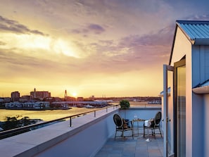 Chambre exécutive, terrasse, vue sur le port | Vue de la chambre