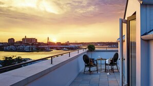 Ropa de cama de alta calidad, caja fuerte, escritorio y cortinas opacas