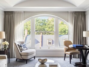 One-Bedroom Suite City Terrace | Premium bedding, minibar, in-room safe, desk