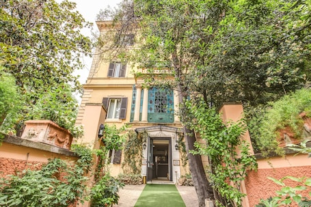 Vista frontal de la propiedad