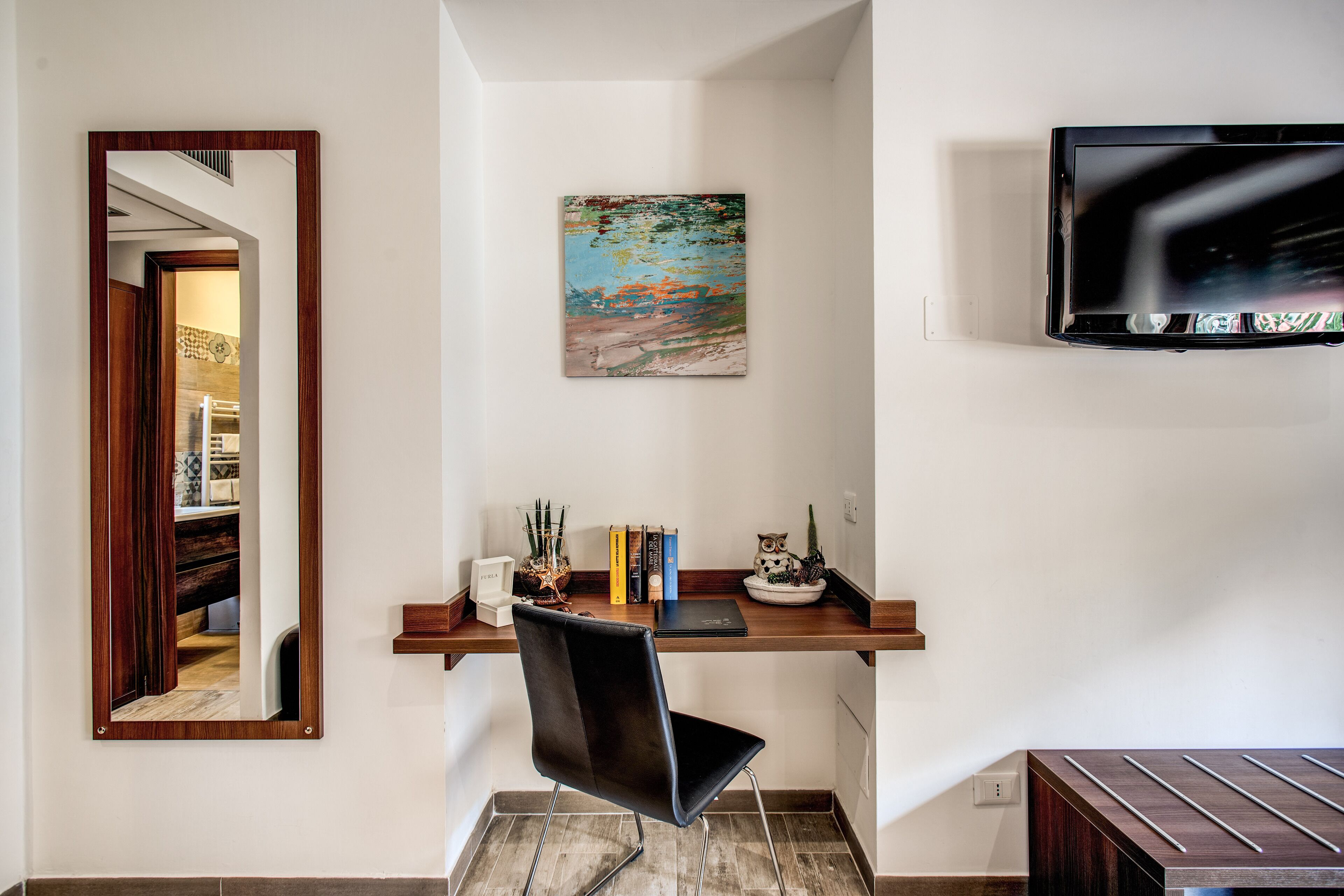 design triple room | television