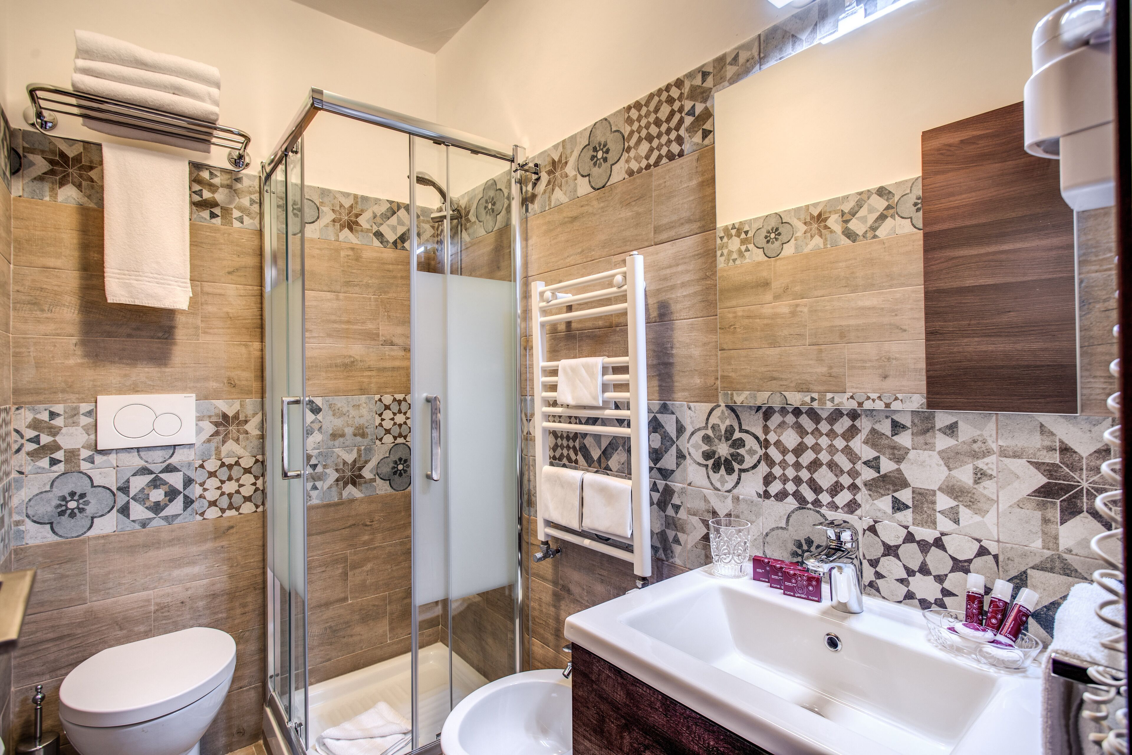 design triple room | bathroom | shower, free toiletries, hair dryer, bidet