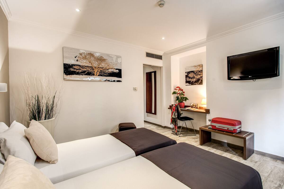 Double or Twin Room, Accessible | Premium bedding, minibar, in-room safe, desk