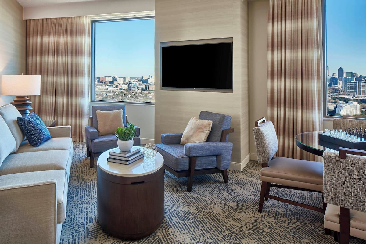 Executive-Suite, 1 Schlafzimmer | Wohnbereich | 42-Zoll-Flachbildfernseher mit Kabelempfang, Fernseher, Netflix