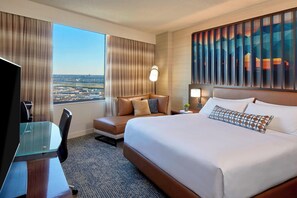 ピロートップベッド、セーフティボックス (室内)、デスク、遮光カーテン