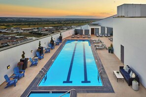 Outdoor pool, open 6:00 AM to 10:00 PM, pool umbrellas, pool loungers - Renaissance Dallas Hotel (Dallas)