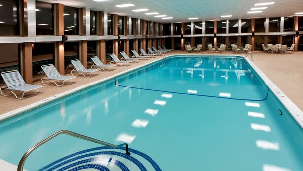 Indoor pool - Radisson Hotel Rochester Airport (Rochester)
