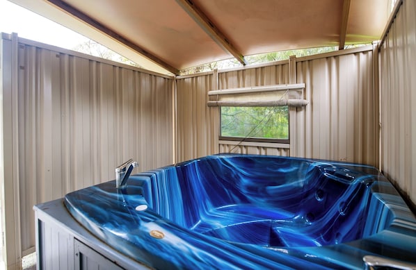 Apartment, 3 Bedrooms | Private spa tub