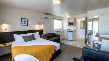 Studio – standard | Sengetøy av topp kvalitet, skrivebord for bærbar PC og strykejern/-brett