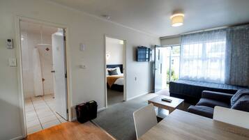 Ropa de cama de alta calidad y espacio para trabajar con laptop