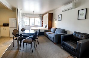 Family Apartment | Premium bedding, laptop workspace, iron/ironing board, travel crib - Ripple Rotorua (Rotorua)