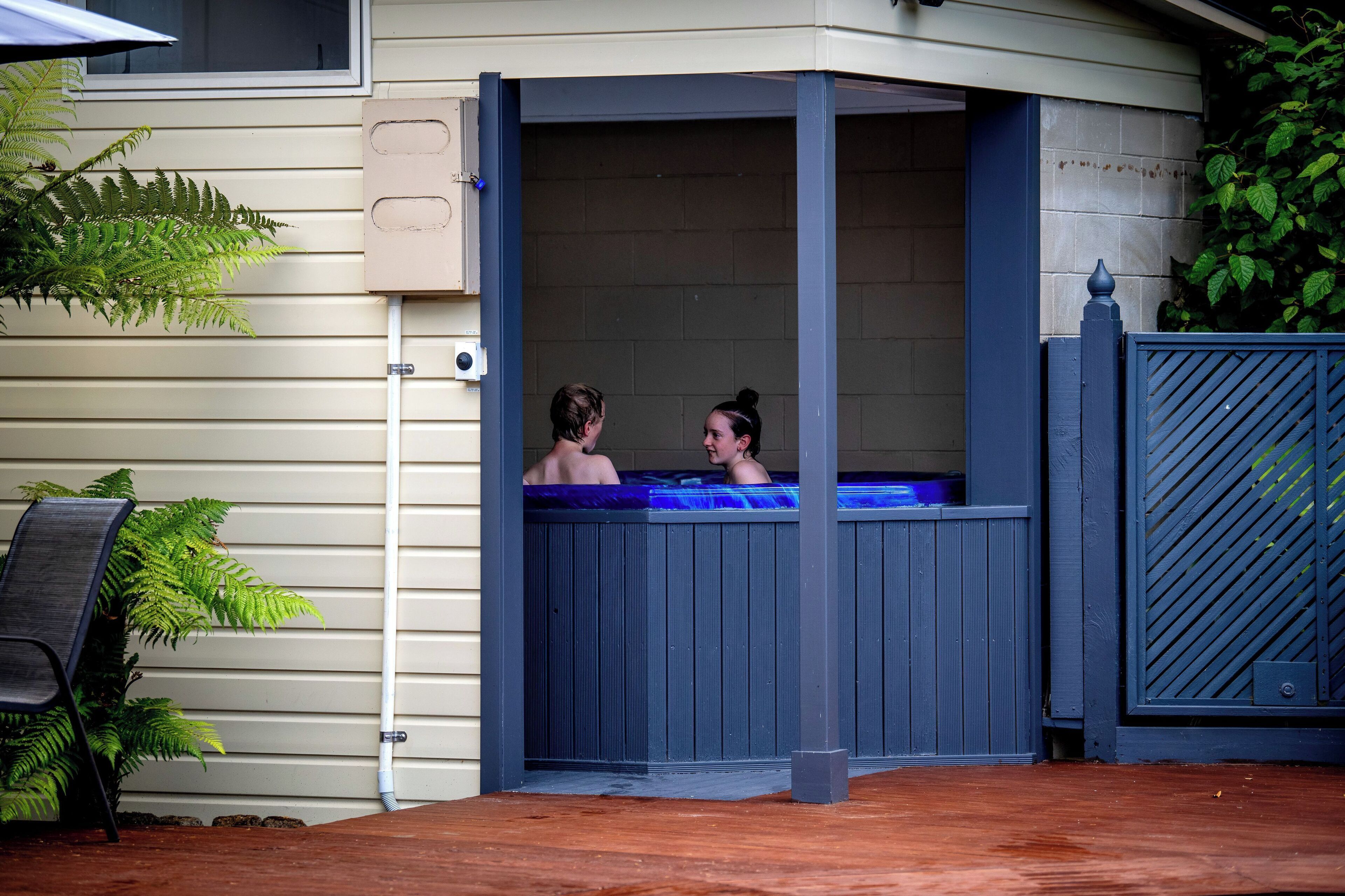 Outdoor spa tub