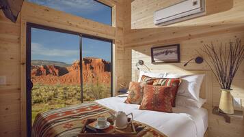 Red Cliff View Two Bedroom Cabin | Premium bedding, in-room safe, blackout curtains, iron/ironing board