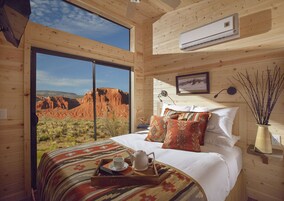 Red Cliff View Two Bedroom Cabin | 高档床上用品、客房内保险箱、遮光窗帘、熨斗/熨衣板