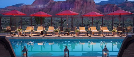 Piscine extérieure, parasols de plage, chaises longues