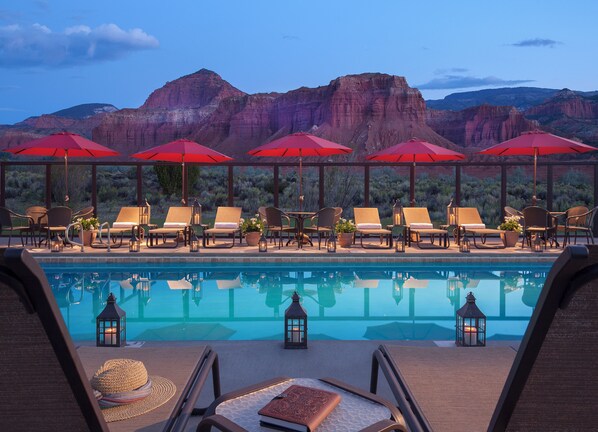 Piscine extérieure, parasols, chaises longues