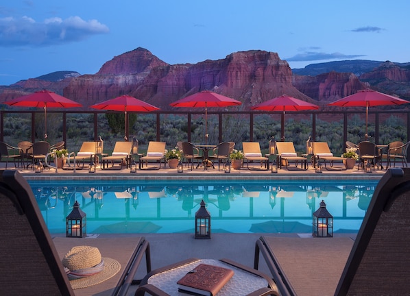 Piscine extérieure, parasols, chaises longues