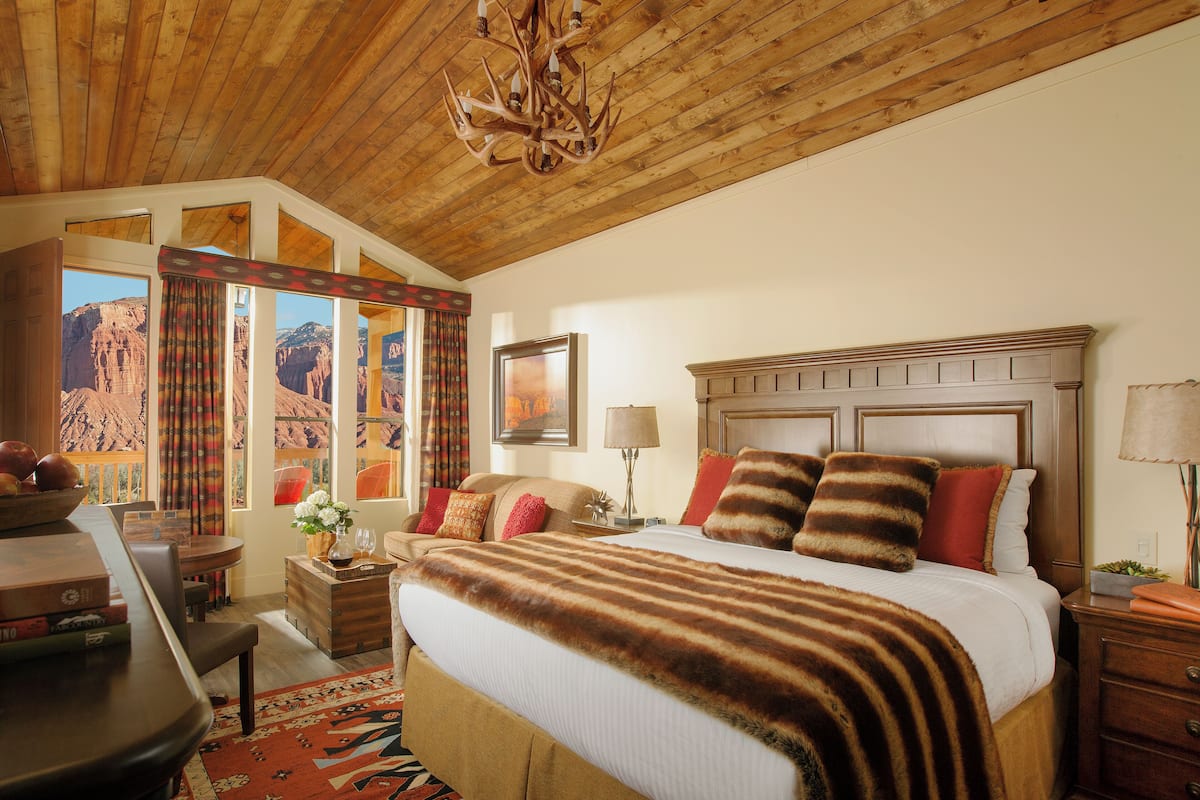 Red Cliff View King Cabin | 1 bedroom, premium bedding, in-room safe, blackout curtains
