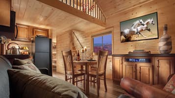 Red Cliff View Loft Cabin | 1 ๊ฐ์ ์นจ์ค, ๊ณ ๊ธ ์นจ๊ตฌ, ๊ฐ์ค ๋ด ๊ธ๊ณ , ์๋ง ์ปคํผ