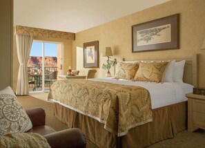 أغطية فراش متميزة وخزنة داخل الغرفة وستائر تعتيم ومكواة/لوح كي